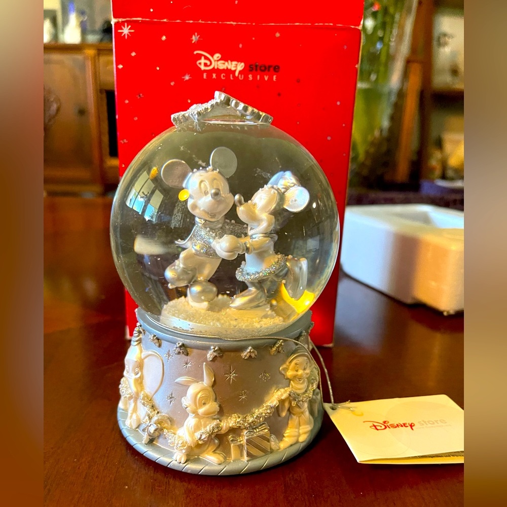 Disney Vintage Mickey & Minnie 2002 Collectible Snowflake Skating Snow Globe